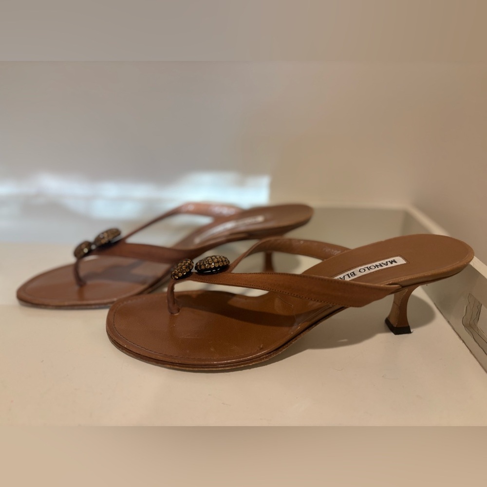 MANOLO BLAHNIK Kitten Heel Flip Flop - Picture 3 of 4